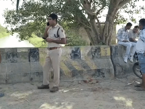पुलिस अब दोनों आरोपियों की तलाश कर रही है।