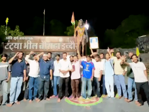 रात में प्रदर्शन स्थल पर मौजूद युवा।