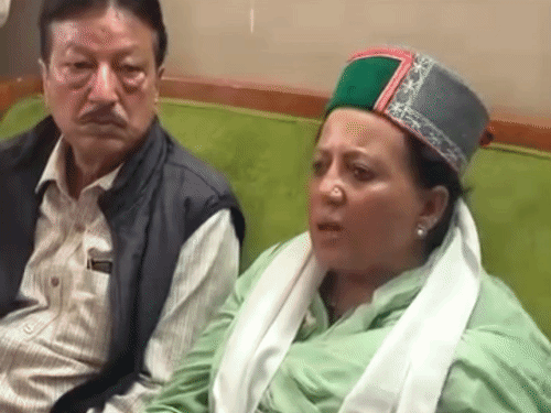 रोहड़ू में मीडिया से बात करते हुए प्रतिभा सिंह।
