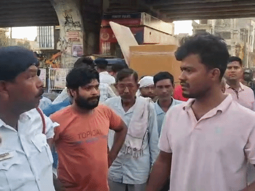Scene 2: After Aslam stayed there, people from the surrounding area also gathered. Aslam accused the ASI of speaking in obscene language. The ASI denied the allegation.