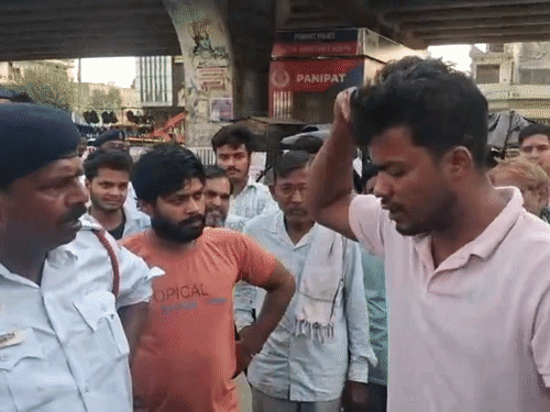 Scene 3: Aslam and the ASI continued arguing for a long time. During the argument, Aslam struck the ASI on the shoulder. The ASI immediately slapped Aslam. Aslam then slapped the ASI in return.