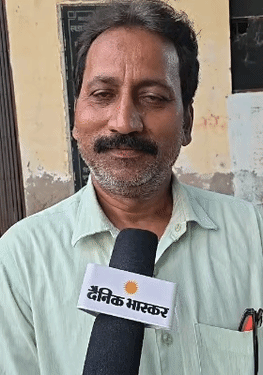 पुरुषोत्तम द्विवेदी का कहना है कि अमिताभ ने आश्वासन तो कई बार दिया, लेकिन आए कभी नहीं।
