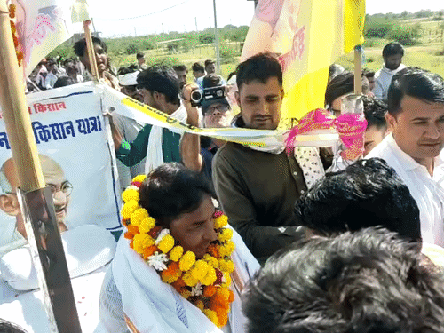 रास्ते में लोगों ने मीणा का स्वागत किया।