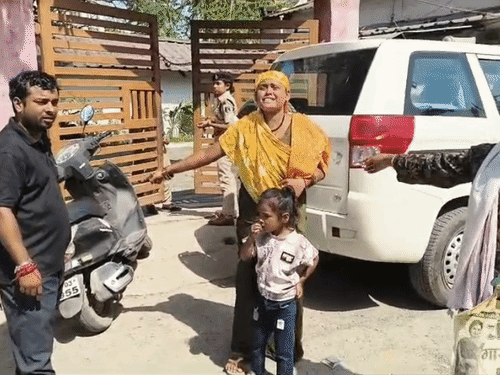 युवक का कहना है कि ट्रैफिक पुलिस ने गलत तरीके से गाड़ी जब्त की है।