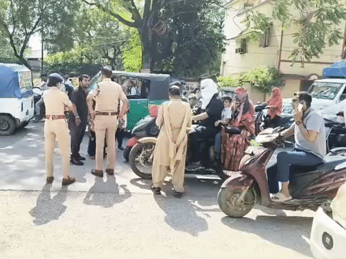 हंगामा के चलते आवागमन भी प्रभावित रहा।