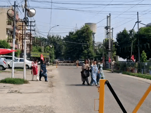 प्रदर्शन के चलते हरभजन सिंह के घर के बाहर पुलिस तैनात।