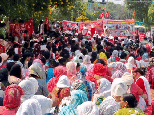 जालंधर में प्रदर्शन के दौरान मौजूद आंगनवाड़ी वर्कर।