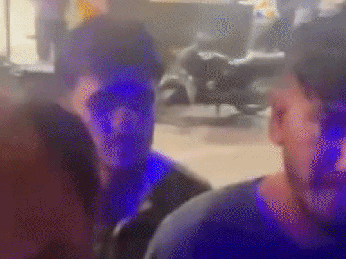 घटना के बाद स्थानीय लोगों ने पुलिस वाहन को घेरकर हंगामा किया।