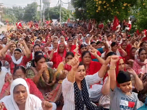 जालंधर में बीजेपी सांसद हरभजन सिंह के घर के बाहर प्रदर्शन। - Dainik Bhaskar