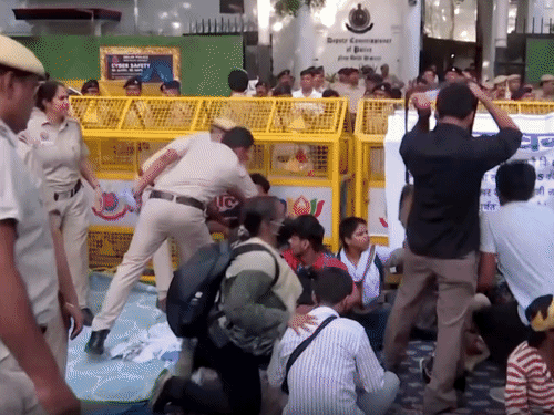 पुलिस ने पार्लियामेंट स्ट्रीट थाने के बाहर प्रदर्शन कर रहे लोगों को हिरासत में लिया।