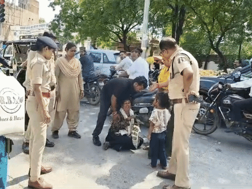 युवक की बहन सड़क पर बैठकर हंगामा करती रही।