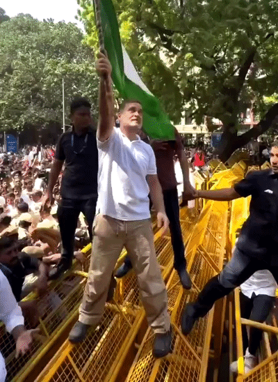 राहुल पुलिस के बैरिकेड पर चढ़ गए और तिरंगा लहराया