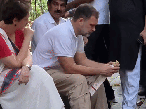 राहुल गांधी आणि प्रियंका यांनी धरणे आंदोलनात कार्यकर्त्यांसोबत रोलही खाल्ला.