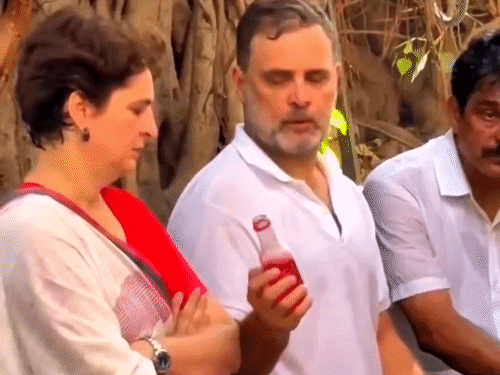 राहुल यांनी प्रियंका यांना एनर्जी ड्रिंक ऑफर केले. प्रियंका यांनी ड्रिंकचा वास घेतला आणि ते पिण्यास नकार दिला.