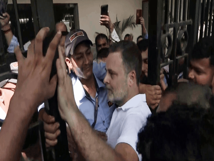 राहुल गांधी और प्रियंका ने आकाशवाणी परिसर में 8 घंटे धरना दिया। - Dainik Bhaskar
