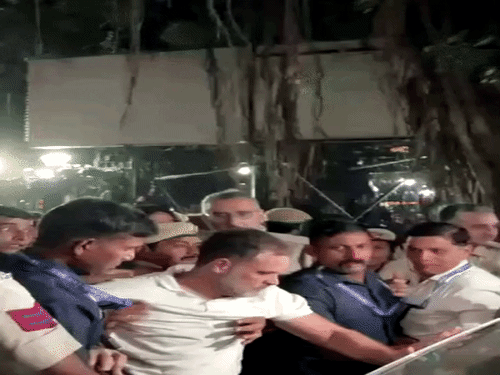 पोलिस राहुल यांना पकडून घेऊन गेले. यावेळी कार्यकर्त्यांनी झटापट करण्याचाही प्रयत्न केला.