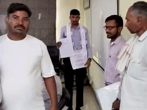 ग्वालियर नगर निगम की जनसुनवाई में नोटों की माला पहनकर पहुंचा युवक। - Dainik Bhaskar