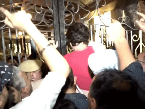ताब्यात घेतल्यानंतर प्रियंका गांधी किंग्सवे कॅम्प पोलीस लाइन्सच्या गेटवर चढल्या. राहुल-प्रियंका यांच्यासह विरोधी पक्षांच्या नेत्यांना येथेच ताब्यात ठेवण्यात आले.