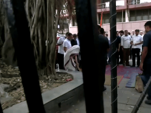 राहुल आणि प्रियंका गांधी यांनी वडाच्या झाडाखाली चटई अंथरली. त्यांनी म्हटले होते- जोपर्यंत ज्ञानेश कुमार यांना भेटू दिले जाणार नाही, तोपर्यंत येथून उठणार नाही.