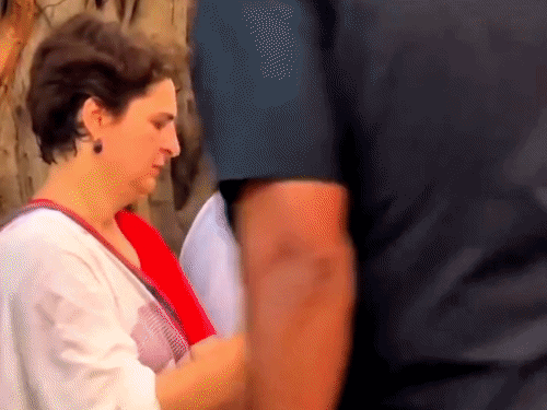 प्रदर्शन के बाद जब राहुल-प्रियंका बरगद के पेड़ के नीचे बैठे थे, तब राहुल ने प्रियंका को एनर्जी ड्रिंक पीने के लिए दिया। प्रियंका ने उसे सूंघकर देखा और पीने से मना कर दिया।