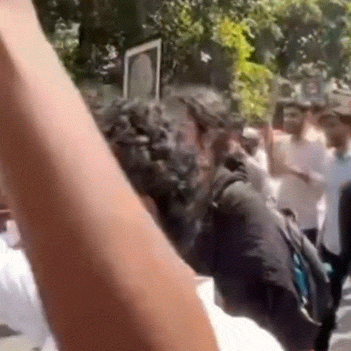 एडमिशन विवाद के चलते कुलपति के ऑफिस तक मार्च करते स्टूडेंट्स।