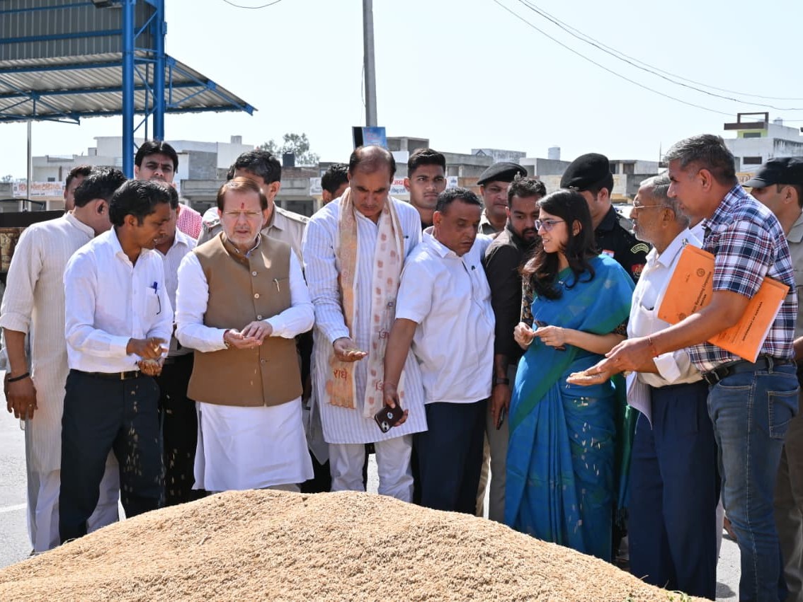 रोहतक की सांपला मंडी पहुंचे सहकारिता मंत्री अरविंद शर्मा, फसल खरीद का जायजा ले हुड्डा पर साधा निशाना