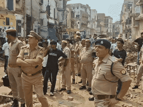 पुलिस और प्रशासनिक अधिकारियों की मौजूदगी में 12 महीने से चल रहा है दालमंडी का ध्वस्तीकरण प्रोजेक्ट।