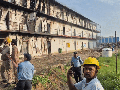 आग की सूचना पर फायर ब्रिगेड की 6 गाड़ियां पहुंचीं और आग पर काबू पाया।