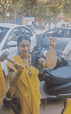 अखिल भारतीय माथुर वैश्य महासभा ने शंख और घंटा बजाकर कलश यात्रा निकाली।