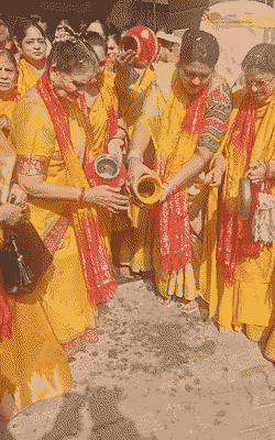 ज्ञानेश कुमार की मां और महासभा की महिलाओं ने गंगाजल का छिड़काव कर घर को शुद्ध किया।
