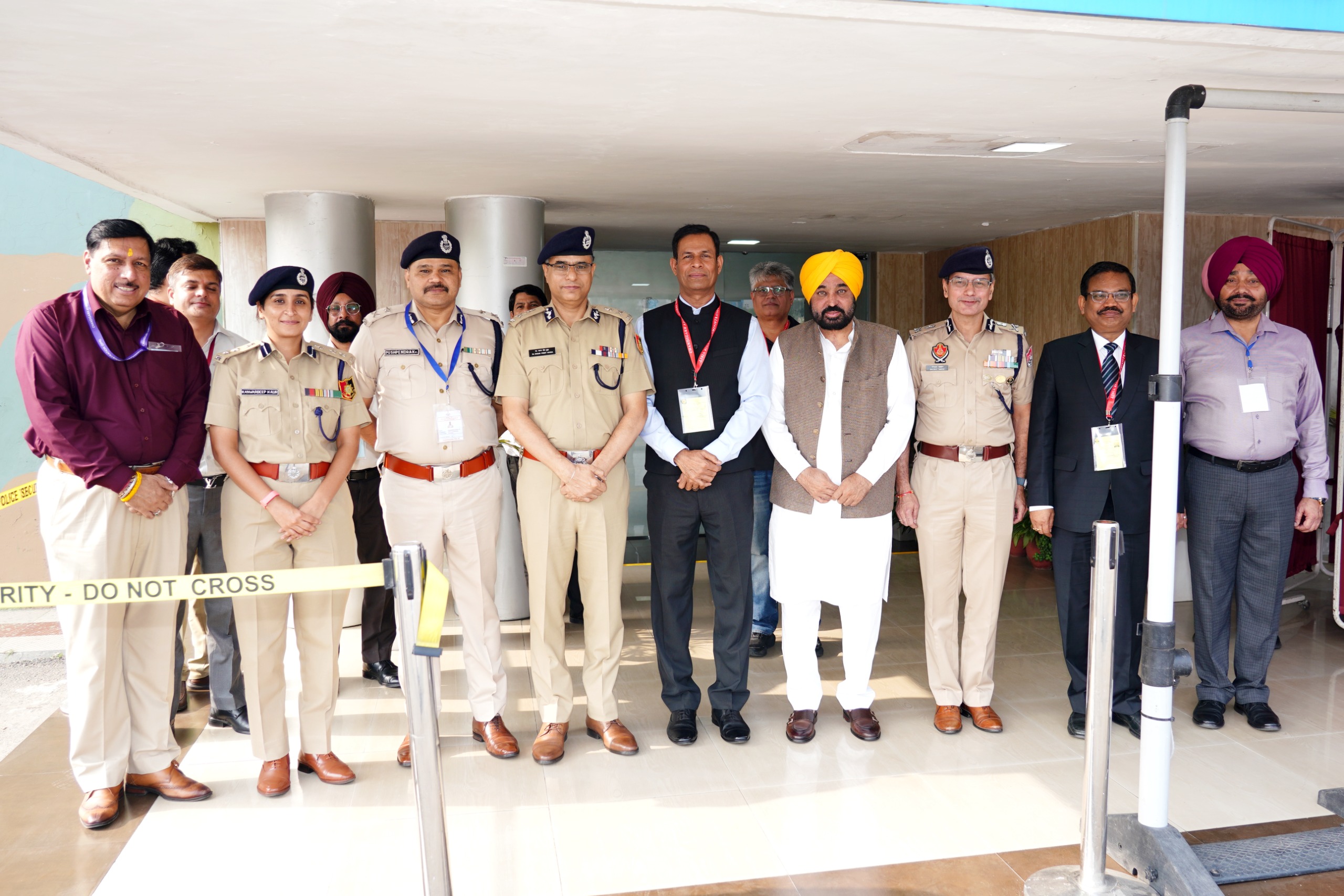 राष्ट्रपति द्रौपदी मुर्मू के चंडीगढ़ पहुंचने से पहले मुख्यमंत्री भगवंत मान एयरपोर्ट पहुंचे।