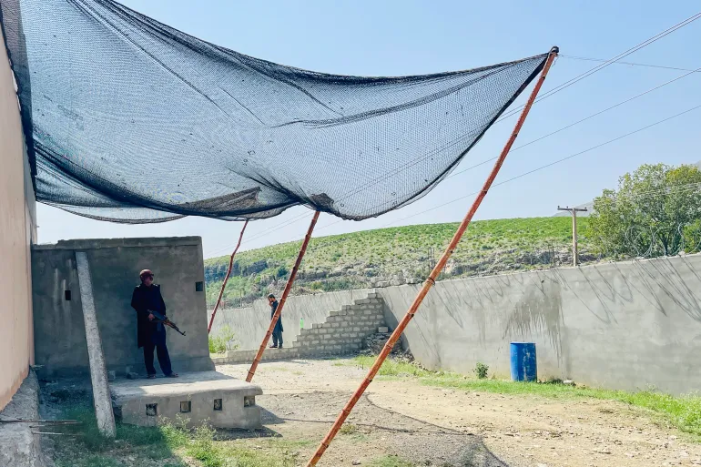 हंगू में पुलिस चेकपॉइंट पर सुरक्षा के लिए मछली पकड़ने वाला जाल लगाया गया है।