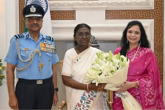 एयर मार्शल आशुतोष दीक्षित की यह फोटो वायुसेना ने 13 जुलाई 2026 को पोस्ट की थी। तब उन्होंने वाइस एयर चीफ मार्शल बनने के बाद अपनी पत्नी के साथ राष्ट्रपति से मुलाकात की थी।