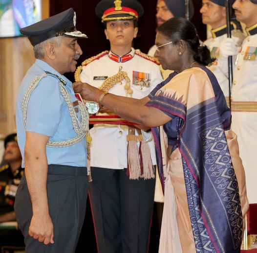 राष्ट्रपति द्रौपदी मुर्मू ने इसी साल 29 जून को एयर मार्शल दीक्षित को परम विशिष्ठ सेवा मेडल से सम्मानित किया था।