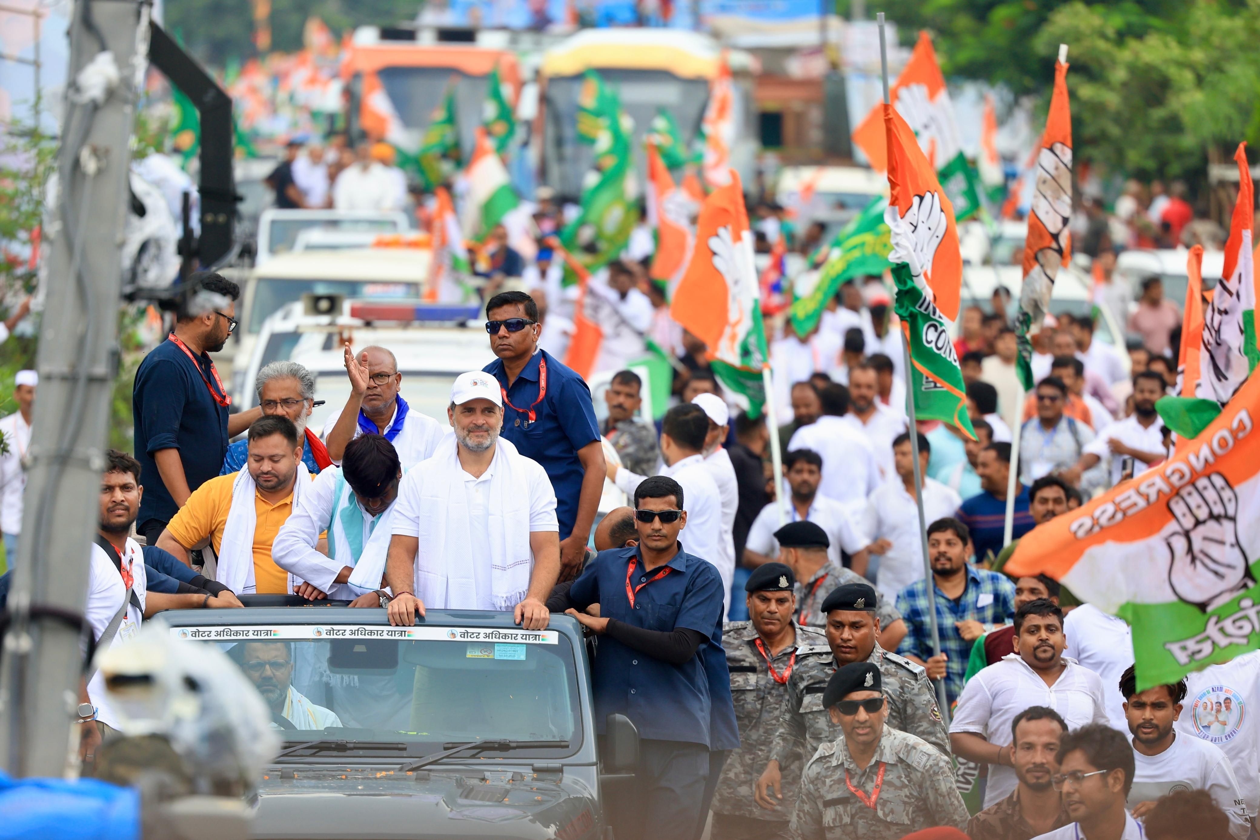 राहुल गांधी ने बिहार में ‘वोटर अधिकार यात्रा’ की थी। इस दौरान 16 दिनों में 20 जिले कवर किए थे। तस्वीर सासराम में तेजस्वी यादव के साथ यात्रा की।