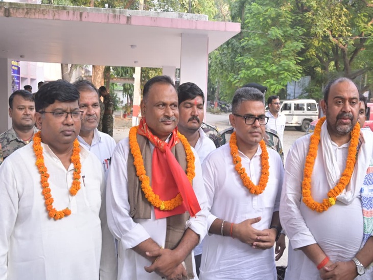 MLC चुनाव के लिए रामपुकार सिन्हा (लेफ्ट से दूसरे) ने 5 अक्टूबर को नामांकन दाखिल किए थे। इस दौरान RLM के तीन विधायक उनके साथ मौजूद थे।