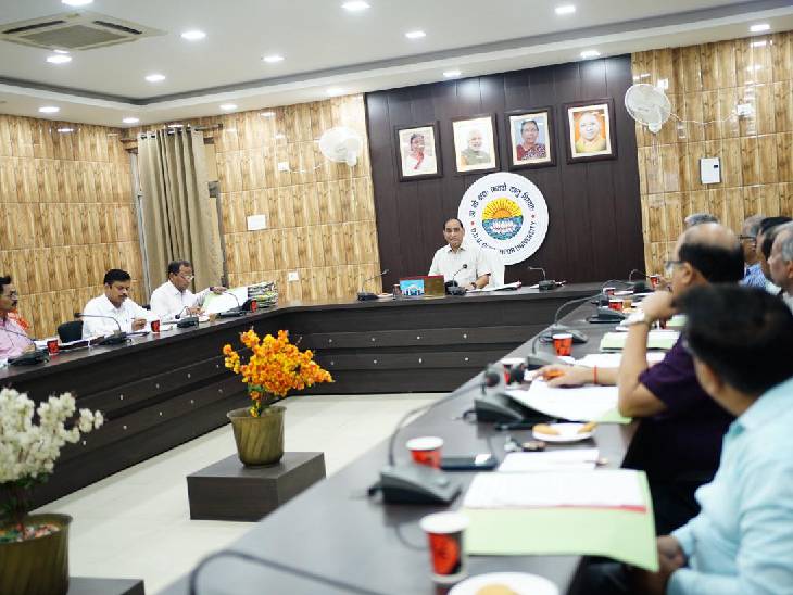 परीक्षा समिति ने निर्णय लिया कि तीसरे, पांचवें और सातवें सेमेस्टर (बीए एलएलबी आदि) की परीक्षाएं पूर्व निर्धारित व्यवस्था के अनुसार आयोजित की जाएंगी।