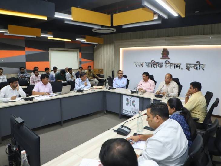 बैठक के दौरान महापौर, जलकार्य प्रभारी बबलू शर्मा व अन्य अधिकारी।