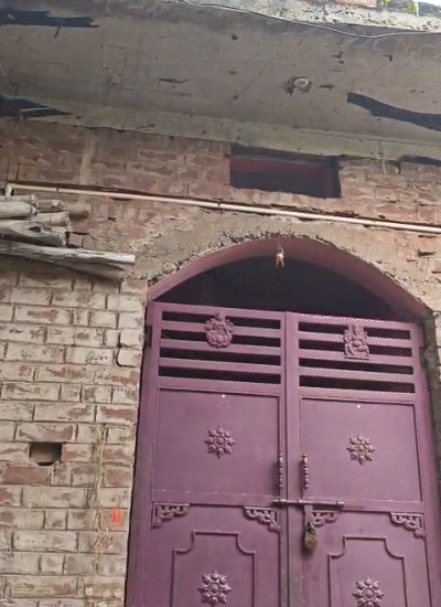 रितेश ने पुश्तैनी मकान को तुड़वाकर नया मकान बनवाया है।