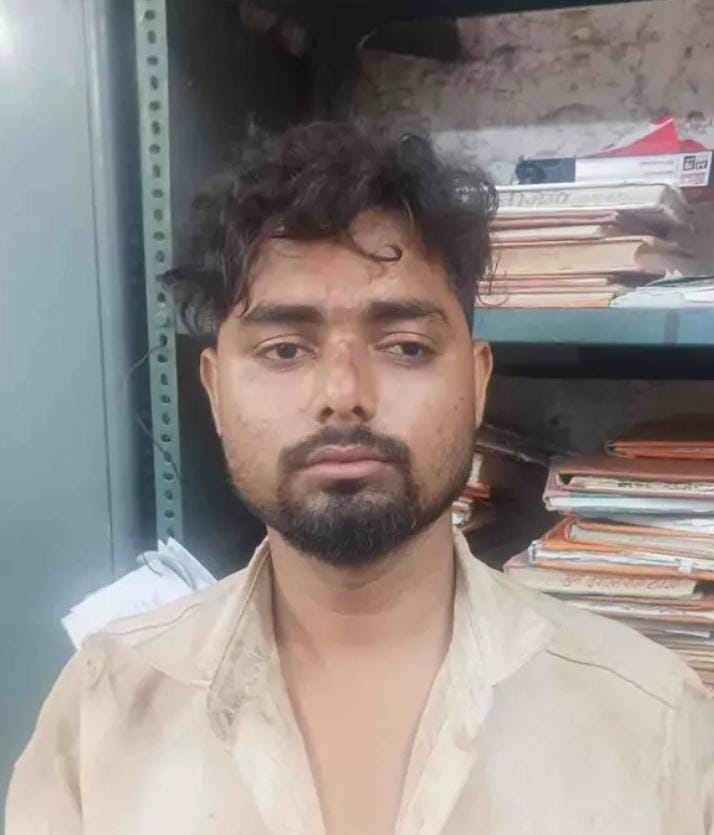 पुलिस ने आरोपी को हिरासत में लिया।