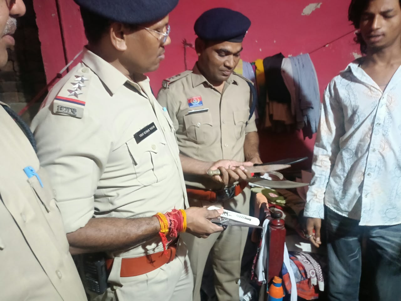 पुलिस ने चेकिंग के दौरान घरों से जब्त किया हथियार।