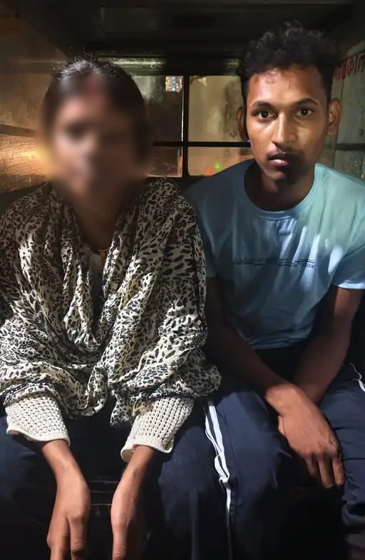 कोंडागांव में दो संदिग्धों को महिंद्रा बस से पकड़ा गया है।