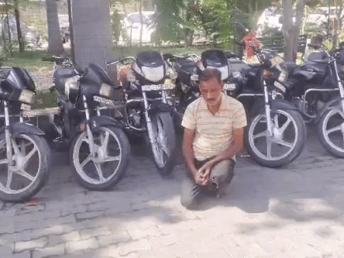 12 चोरी की मोटरसाइकिलो के साथ पकड़ा गया बाइक चोर अनिल सिंह सोलंकी।