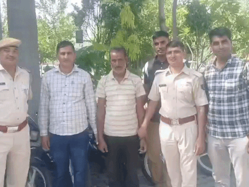 कुन्हाड़ी थाना पुलिस की गिरफ्त में शातिर वाहन चोर।