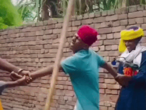 दो निहंग युवक के हाथ पकड़े, तीसरे ने डंडे मारे, फिर एक ने थप्पड़ जड़े।