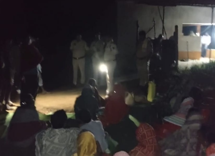 वन अधिकारियों को छुड़ाने पहुंची पुलिस और वन विभाग की टीम, लेकिन हमलावरों ने उन्हें छोड़ने से इनकार कर दिया।