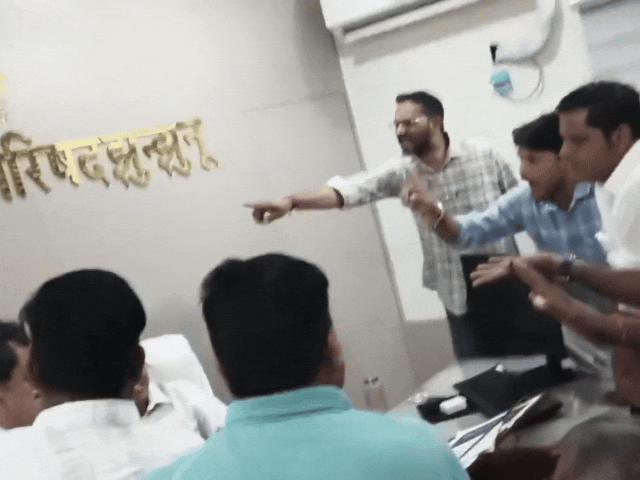 शहर की सफाई व्यवस्था और कचरा उठाने की शिकायत लेकर पहुंचे भाजपा और निर्दलीय पार्षद।