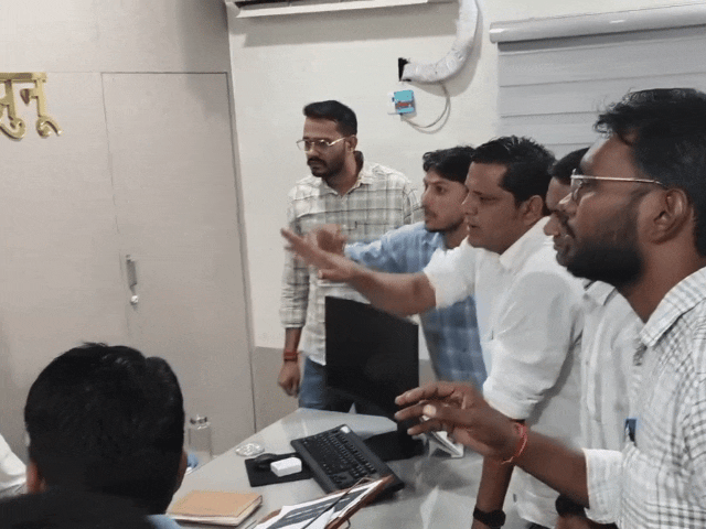 बहस आयुक्त नगर परिषद के कक्ष में हुई जिसमें कर्मचारी और पार्षद आमने-सामने झगड़ रहे थे।