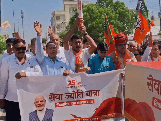 25 साल की सेवा का संदेश लेकर झुंझुनूं पहुंची सेवा ज्योति यात्रा।