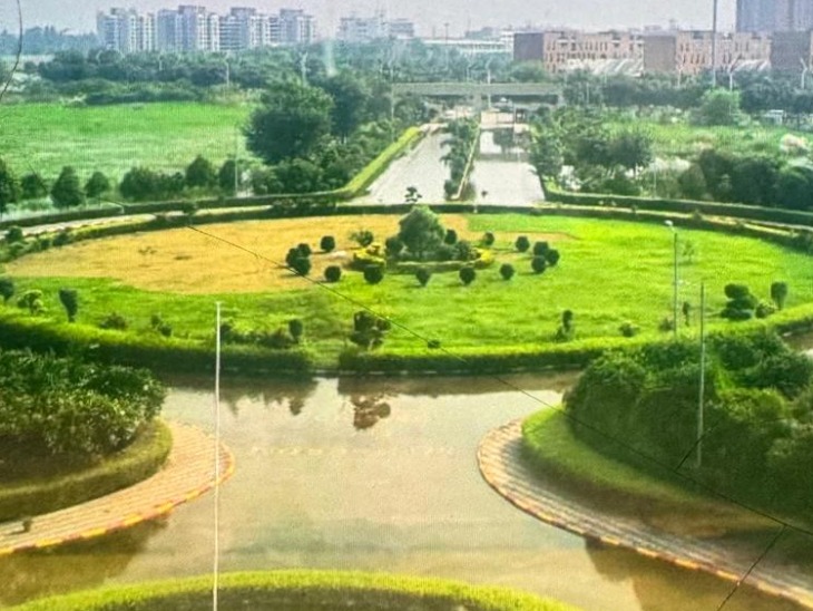 कैंपस की सड़कों पर भरा पानी।